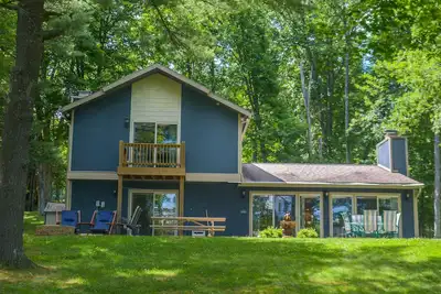 Image de Belle maison de 2 chambres au bord du lac!
