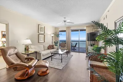 Image de Économisez jusqu'à 25% - Balcon très profond et 2 suites Master. Parasol et chaises de plage gratuits!