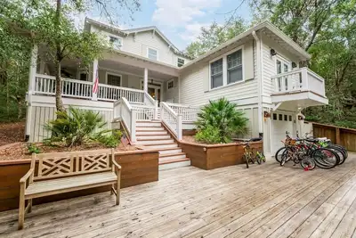 Image de Colonel's Cottage est un spacieux 5br \/ 4. 5ba home set dans la forêt maritime de Bhi!