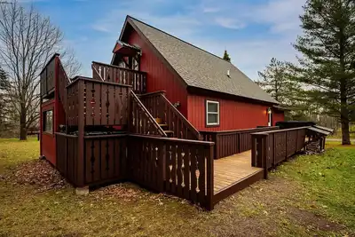 Image de Maison de vacances Trailside moderne avec jacuzzi extérieur et permet aux chiens