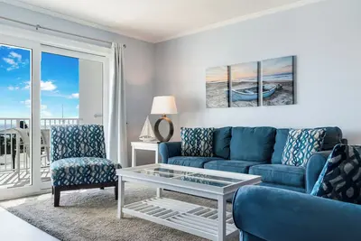 Image de Unité 304 en bord de mer, vue panoramique sur la mer, balcon et parasol et chaises de plage quotidiens