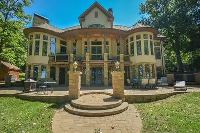Image de Maison de luxe avec Lake Level Level et des équipements sans fin
