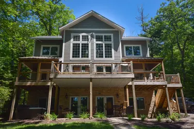 Image de Immaculée maison de 5 chambres au bord du lac avec un mobilier luxueux partout!