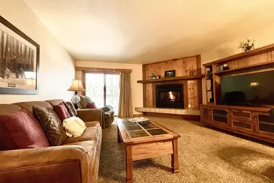 Image de Belle maison, très bien situé! 2 chambres + loft, 3 salles de bain pour 8 personnes. Bain à remous / garage