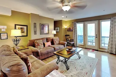 Image de Maison gaie et accueillante de 3 chambres avec bain à remous au cœur de Deep Creek!