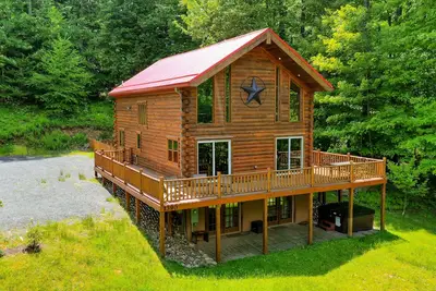 Image de Maison en bois rond située au centre qui est chien amical!