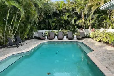 Image de 2 chambres 2 salles de bain piscine chauffée 6 personnes! Jardin ensoleillé, près de la plage, vélos, équipement de plage Wi-Fi gratuit