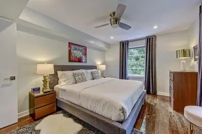 Image de 510 Queens 202: Stylish 1br in Myers Park
