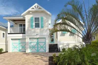 Image de 4 Chambre 3 Salle de bain avec une belle cour arrière privée, garage 2 voitures, vélos, équipement de plage, piscine / spa