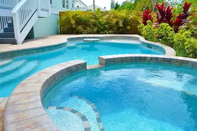 Image de Il ne reste que quelques semaines avant ce printemps - 3 lits king size + chambre avec lits jumeaux, piscine / spa
