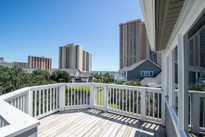 Image de Économisez jusqu'à 25% - Réservez maintenant! Étapes à la plage. Grande villa familiale avec 2 étages, y compris Bonus Loft!