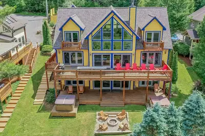 Image de Belle maison au bord du lac avec piscine intérieure privée