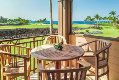 Image de 7e nuit gratuite sur cette spacieuse Halii Kai villa de 3 chambres avec une vue imprenable!