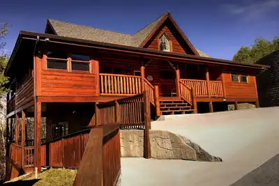 Image de Bear Haven bénéficie d'une énorme escapade en cabine de 4 chambres à proximité de chaque attraction!
