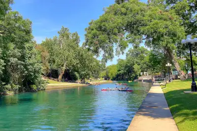 Image de Rrc 305 2/2 situé juste sur la rivière Comal! Marchez vers le centre-ville de New Braunfels!