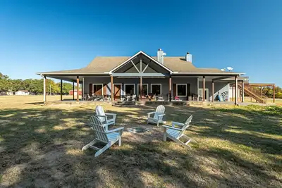 Image de RÉSERVEZ Un Voyage Pour 18 Familles Et Amis Maintenant. Waterfront W / Foyer EXTÉRIEUR!