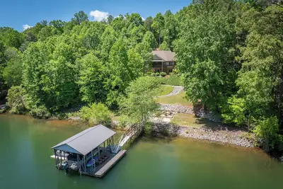 Image de Lake James Retreat: spacieuse maison privée au bord du lac