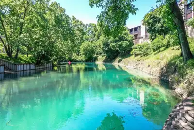 Image de 2 chambres droite 2 salles de bain sur la rivière Comal!