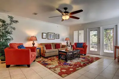 Image de Superbe condo de 2 chambres et 2 salles de bain directement sur la rivière au coeur de New Braunfels!