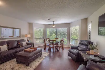 Image de Une vue imprenable sur la rivière Comal! Accès direct, à pied au centre-ville!