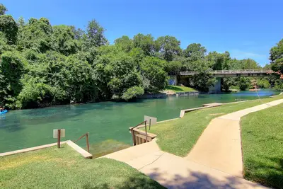 Image de Comal Riverfront! Schlitterbahn! Piscine et accès direct à la rivière!