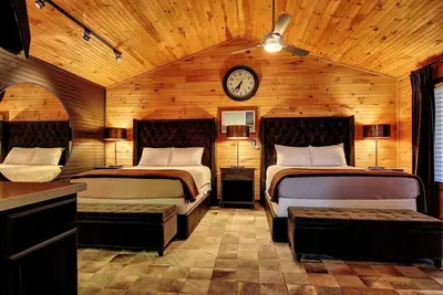 Image de Meilleure propriété sur River Road! Cabines de luxe, pavillon. Guadalupe Riverfront!