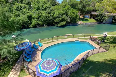 Image de Comal Riverfront! Schlitterbahn! Piscine et accès direct à la rivière!