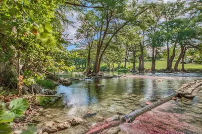 Image de Fabuleux condo 2/2 directement sur la rivière! Marchez vers Schlitterbahn!