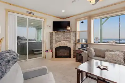 Image de maison en bord de mer Dog-friendly avec bain à remous privé et une vue imprenable
