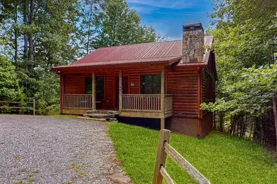 Image de Superbe chien-friendly cabine w / vue sur la montagne, un bain à remous, sauna, table de billard et plus encore!
