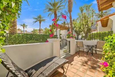 Image de A bas studio Spa Villa avec un lit King, salle de bain complète et un patio privé!