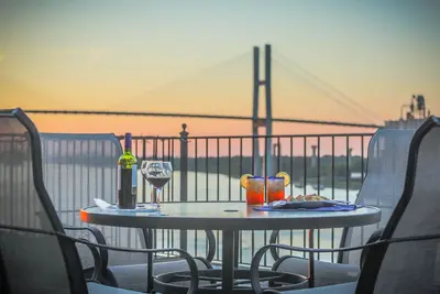 Image de Restez avec Lucky Savannah: Loft incroyable avec parking et terrasse au-dessus de River Street