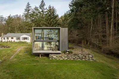 Image de Contemporain élégant sur Doe Bay Waterfront, vues du sud, plage!