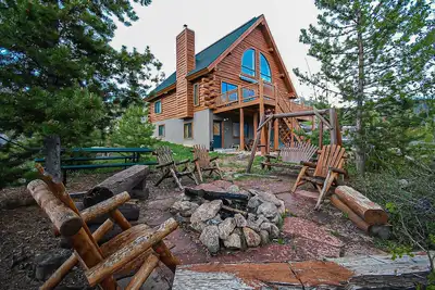 Image de M&M Lodge - Magnifique et grande maison en bois rond en ville avec une vue incroyable sur le lac!