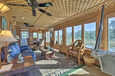 Image de Quaint Canalside Chincoteague Island Home w / Pier!