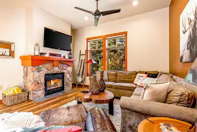 Image de Condo skis aux pieds avec terrasse, vue sur les pistes de ski, piscine et bain à remous communs!