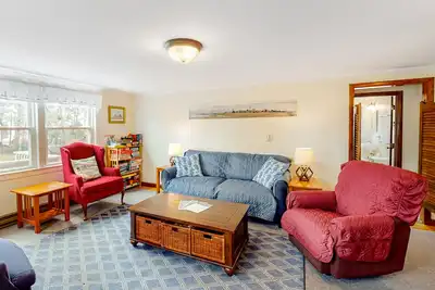 Image de Duplex de rêve près de la plage avec un joli patio, un grill et une douche extérieure!