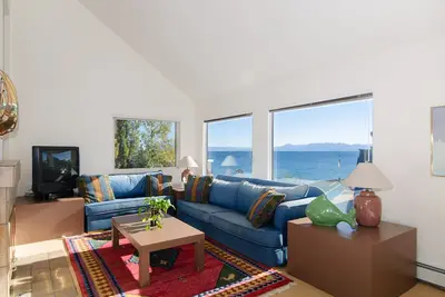 Image de Condo Lakeview avec vue imprenable sur le lac et la montagne, 2 chambres \/ 2 salles de bain, slps 6