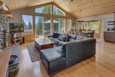 Image de Treetop Lodge: 5 Br \/ 3. 5 Ba cinq chambres �� coucher en Carnelian Bay, pour 12 personnes