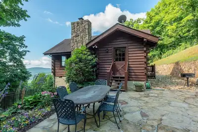 Image de Vue imprenable sur la montagne au lever du soleil Ă Dancing Bears Cabin