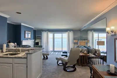 Image de Condo 1br en bord de mer sur le magnifique lac Charlevoix Ă Boyne City!