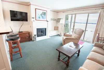 Image de Condo 1br en bord de mer sur le magnifique lac Charlevoix Ă Boyne City!