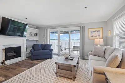 Image de Condo 1br en bord de mer sur le magnifique lac Charlevoix Ă Boyne City!