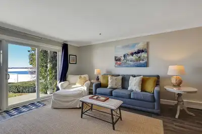 Image de Condo 1br en bord de mer sur le magnifique lac Charlevoix Ă Boyne City!
