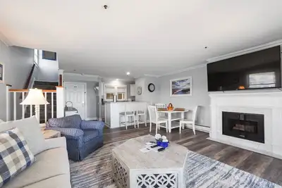 Image de Condo 1br en bord de mer sur le magnifique lac Charlevoix Ă Boyne City!