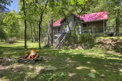 Image de Location de chalet de 3 chambres au bord de la rivière Smoky Mountain avec bain à remous et table de billard