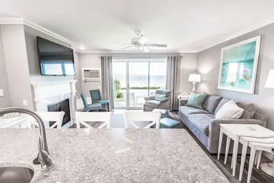Image de Condo 1br en bord de mer sur le magnifique lac Charlevoix Ă Boyne City!