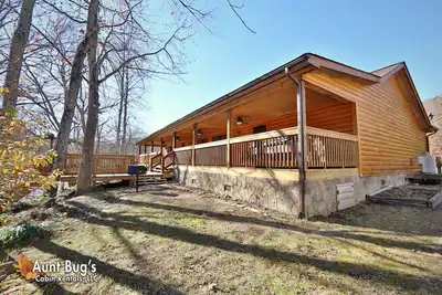 Image de Cabane Rivière 2 Chambres Smoky Mountain avec Bain à Remous, Table de Billard et WiFi