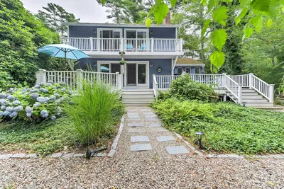 Image de Mashpee House w \/ Wraparound Deck - Marchez jusqu'à la plage!