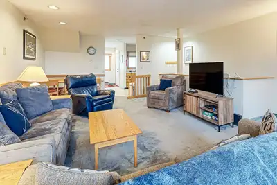 Image de Condo adapté aux chiens, au pied des pistes w \/ accès au ski, piscine partagée et bain à remous!
